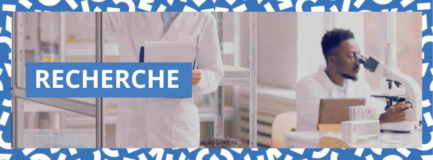 Un homme regarde dans un microscope