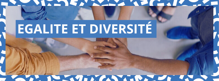 Des personnes se tiennent la main